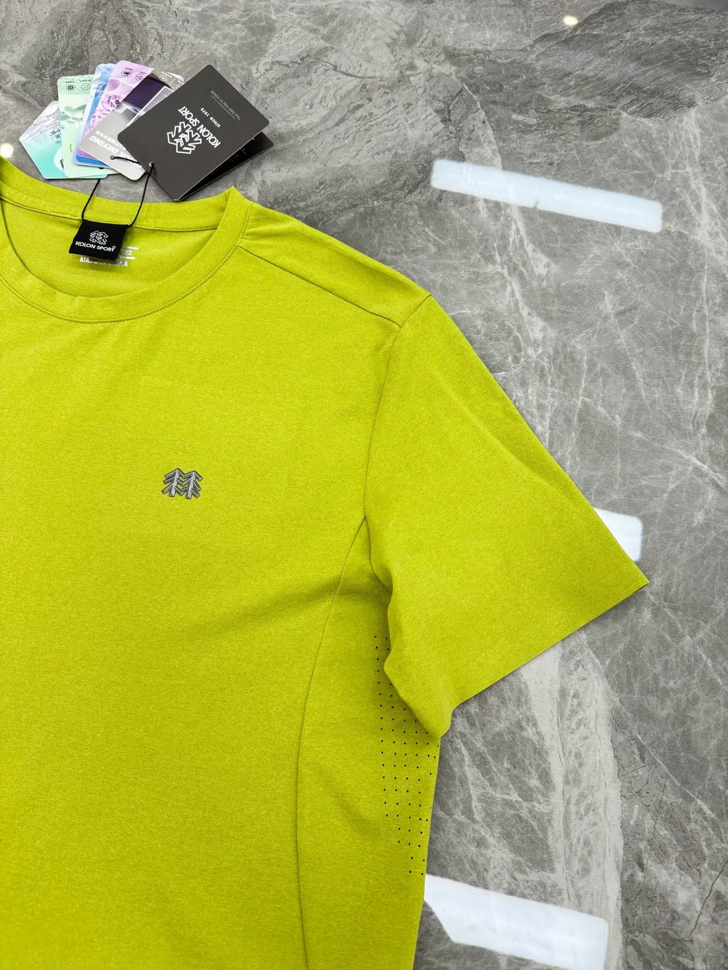 190 ⚜️Buy it if you know the goods! Kolon Sport Kolon Outdoor New Arrival T-shirt. Original product recommendation ❤️ Can be matched as a set. Regular fit outdoor T-shirt. Three-dimensional cutting design. Sports style rhythmic line matching. Comfortable and decent! Original professional outdoor high-tech polyester fabric! Multiple outdoor features. Touch and texture. Breathable holes on both sides. Complete three-dimensional cutting! The fabric is stiff and ribbed. Comfortable and stretchy. Skin-friendly, breathable, cool and comfortable. The three-dimensional upper body is super beautiful, a unique design. All three standards are included. Color: Black.Light Gray.White.Green.Sizes: M-3XL (4xl can be customized) 175/140 pounds recommended L